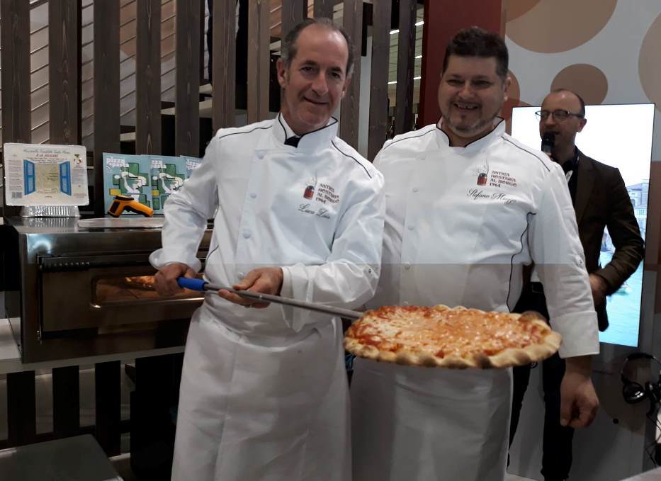 Un buon vino può abbinarsi bene anche a una buona pizza. Zaia pizzaiolo al Vinitaly!