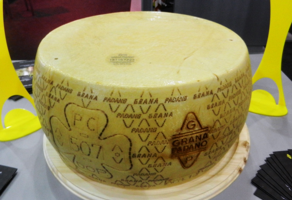 Dalla Lombardia una proposta a tutela del Grana Padano Dop: introdurre l’obbligo per i ristoranti di indicare la provenienza del formaggio grattugiato che viene servito