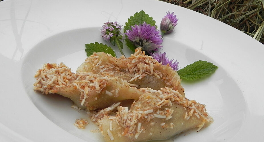 A Sutrio la Festa dei Cjarsòns, il piatto più tipico della Carnia, tra le suggestive e intatte montagne friulane